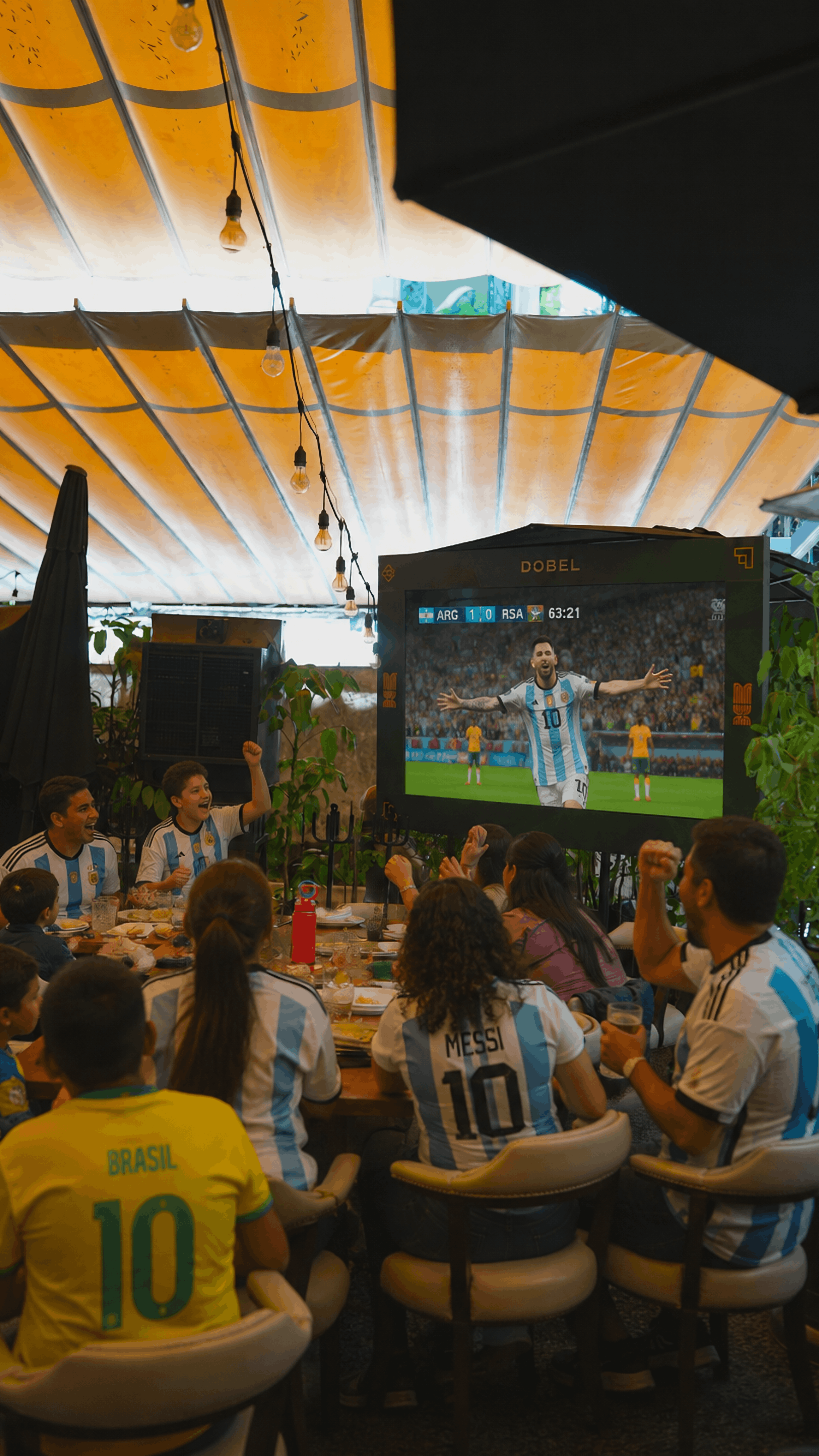 Fanáticos viendo un partido de la Copa Mundial de la FIFA en DANTE Brasa y Fuego